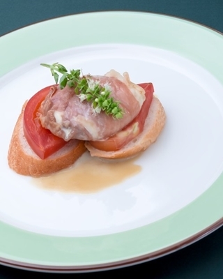 生ハムを巻いたモッツアレラソテー